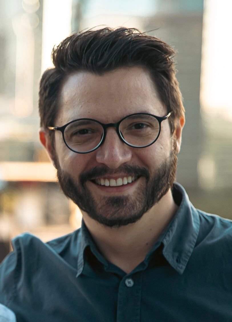 Dr. Fabio Zalli em seu consultório